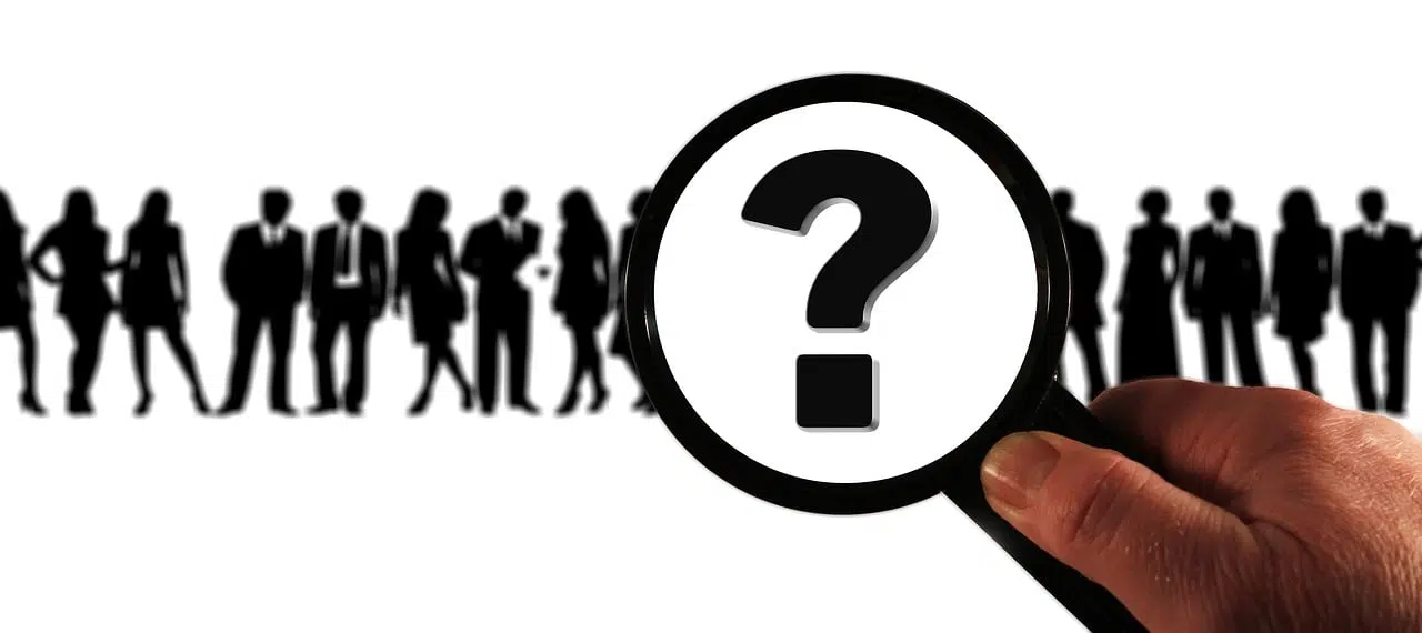 Eine Lupe über gezeichneten Figuren soll eine Zielgruppenanalyse darstellen.