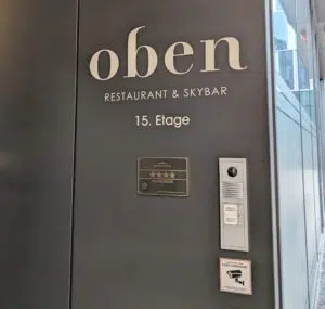 Eingang des oben Restaurant & Skybar Frankfurt im 15. Stock beim Jahresabschluss Team Event