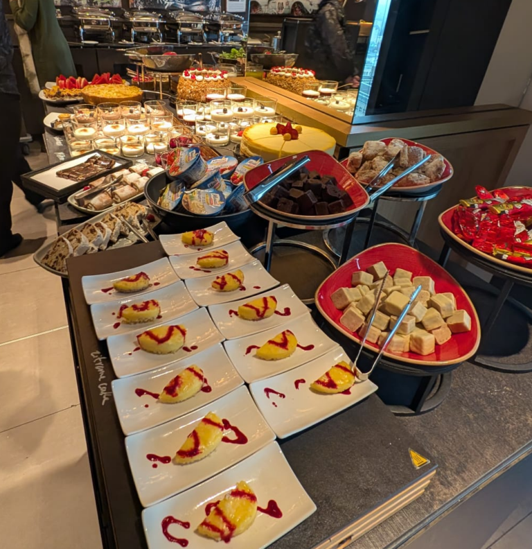 Buffet beim Jahresabschluss Team Event im oben Restaurant Frankfurt mit Blick auf hochwertige Speisen und gemeinsame Tischkultur