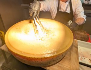 Frisch servierter Nudel-Parmesankäse beim Jahresabschluss Team Event im oben Restaurant Frankfurt