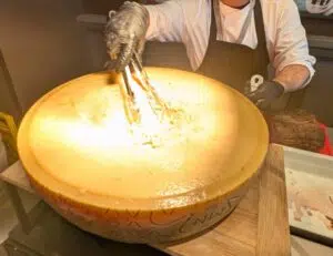 Frisch servierter Nudel-Parmesankäse beim Jahresabschluss Team Event im oben Restaurant Frankfurt